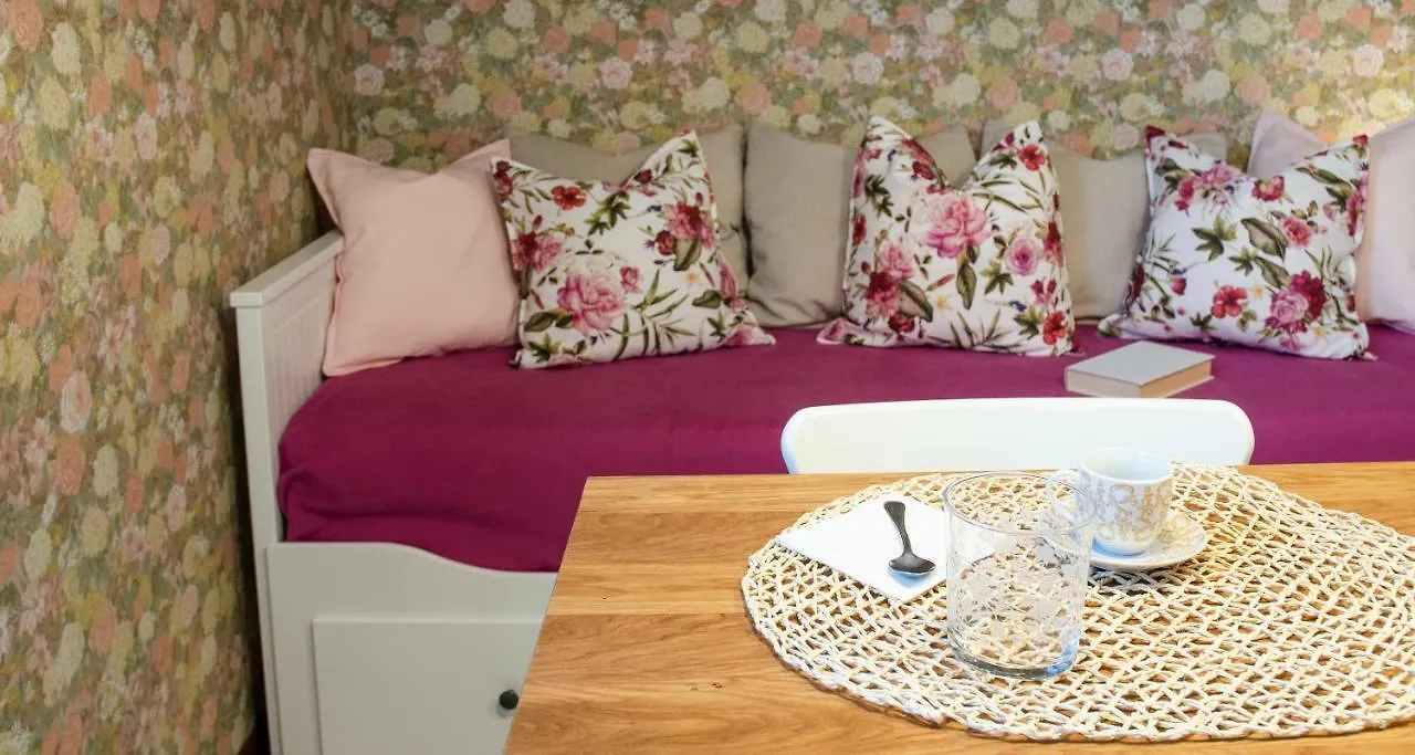 Flowers Apartment Joivy 25 Como Italy