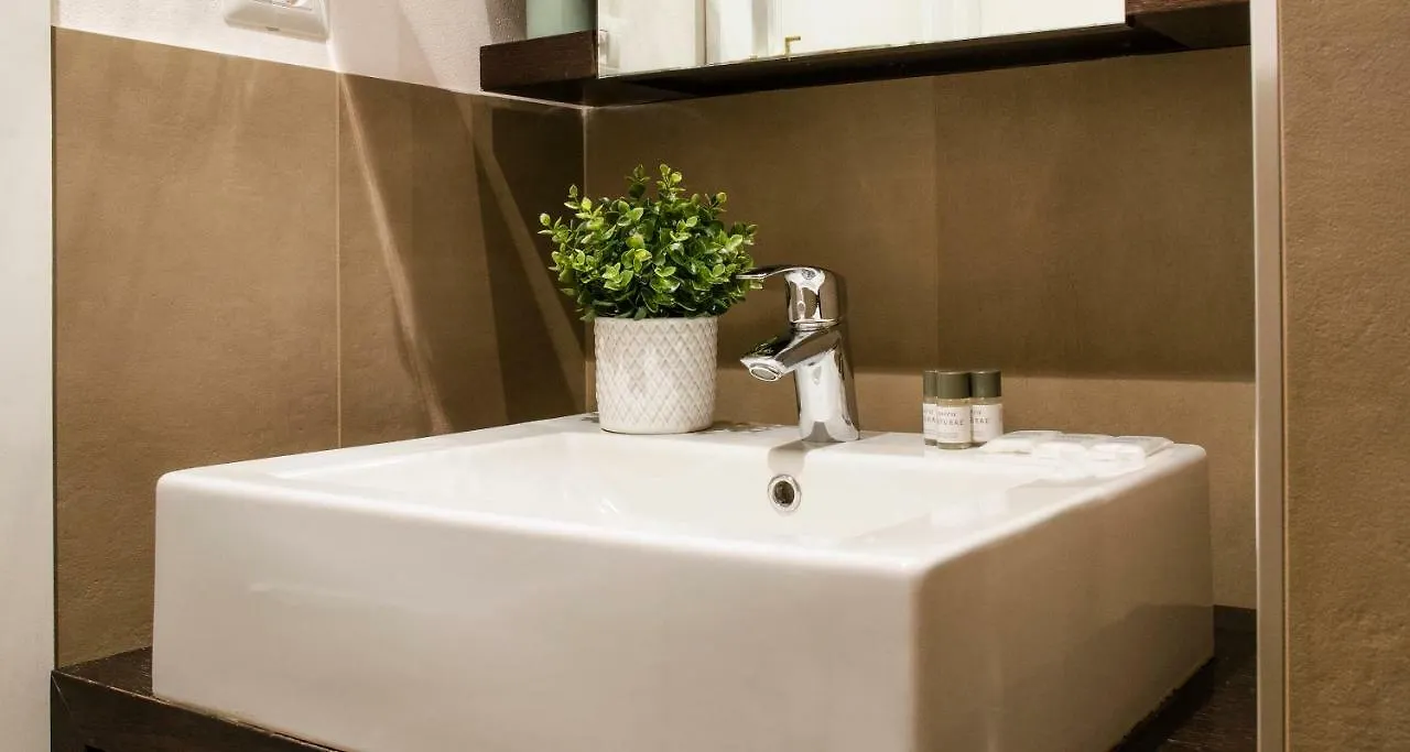 Flowers Apartment Joivy 25 Como Italy