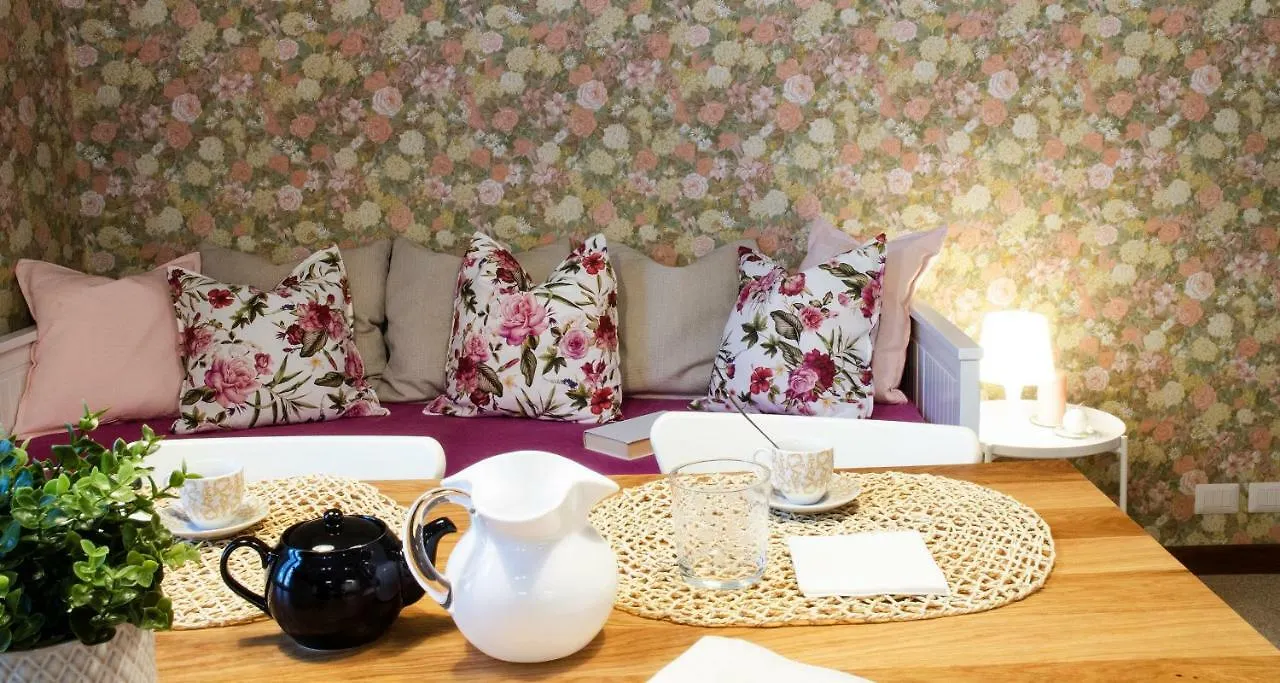 Flowers Apartment Joivy 25 Como Italy