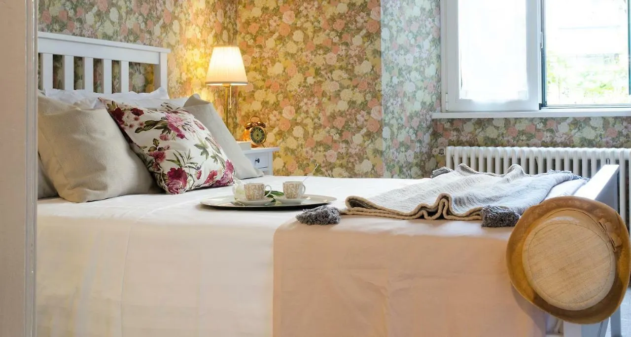 Flowers Apartment Joivy 25 Como 0*,  Italy