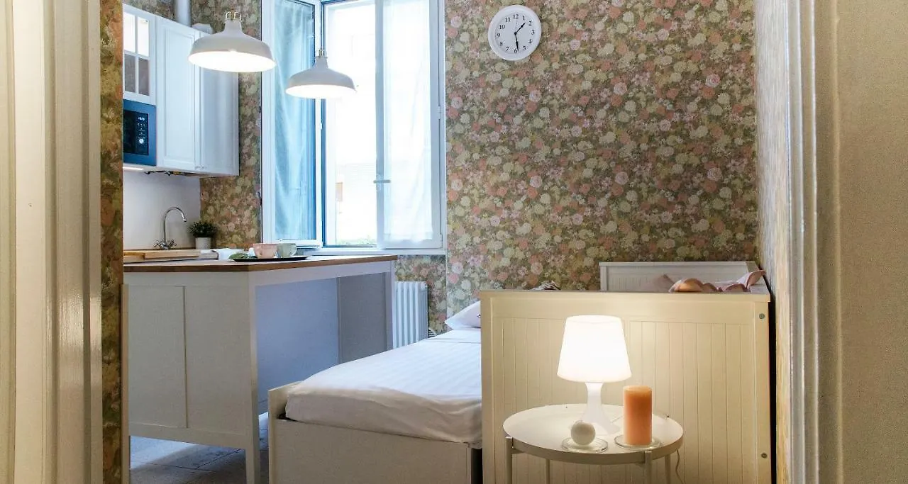 Flowers Apartment Joivy 25 Como Italy